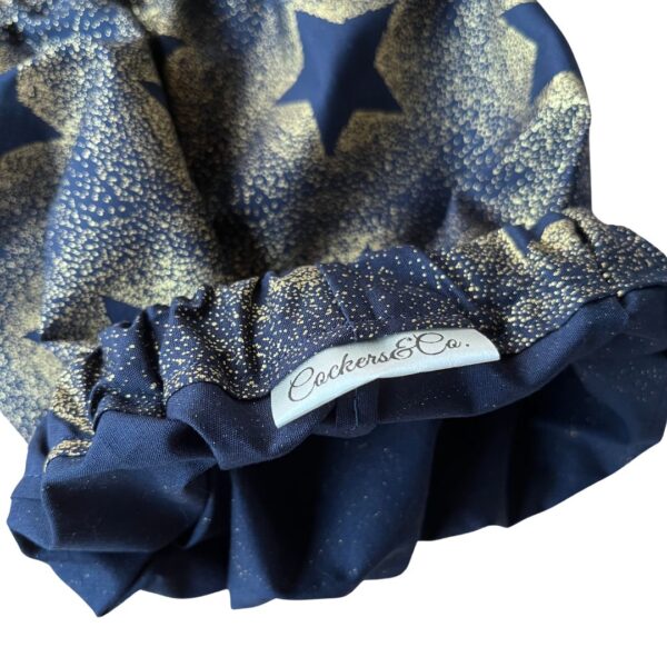 Paraorecchie-per-cani-in-cotone-polvere-di-stelle-blu-oro-dettaglio (2) Paraorecchie natalizio in cotone - Polvere di stelle, Disponibile in 3 colori